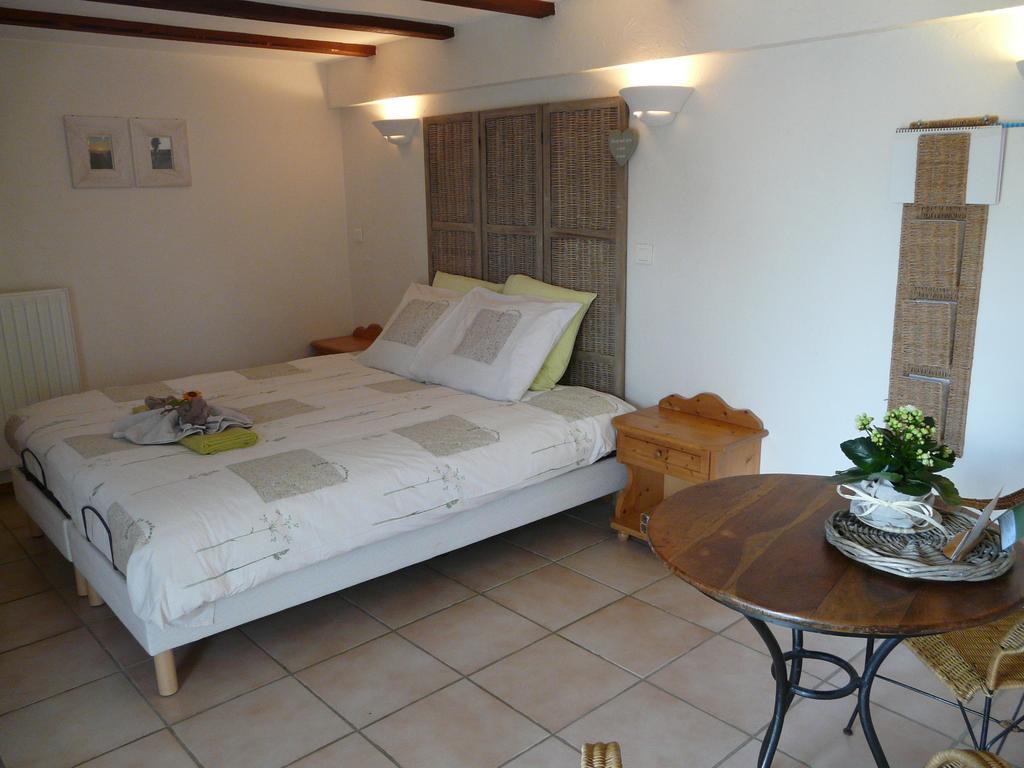 Chambre d'hotes grange de la bastide Laveissière Extérieur photo